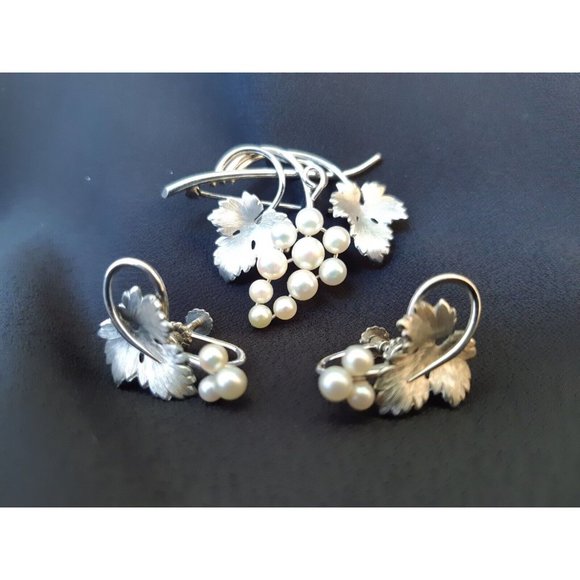 VINTAGE KREMENTZ CULTURED PEARL GRAPE CLUSTER BROOCH AND SCREW BACK EARRINGS SET - Picture 1 of 8